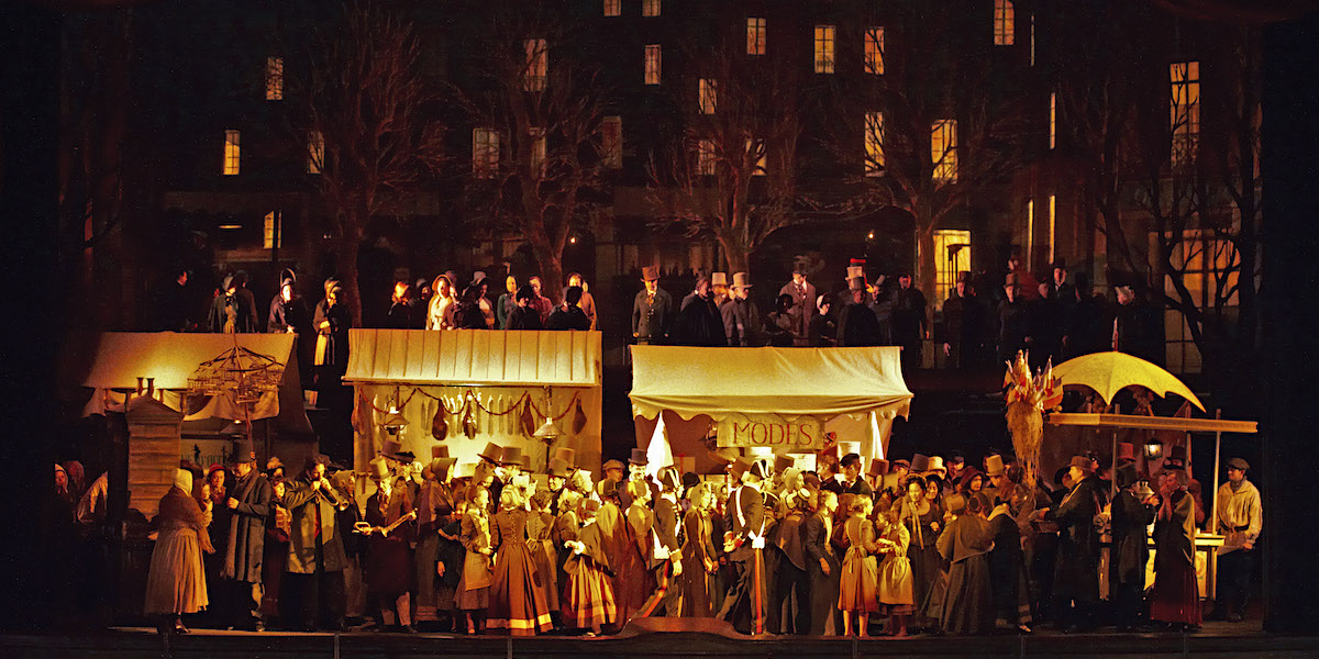 &raquo; La boh&egrave;me &laquo;, 2. Akt: Das Caf&eacute; Momus im B&uuml;hnenbild von Franco Zeffirelli und den Kost&uuml;men von Marcel Escoffier &copy; Wiener Staatsoper GmbH/Michael P&ouml;hn