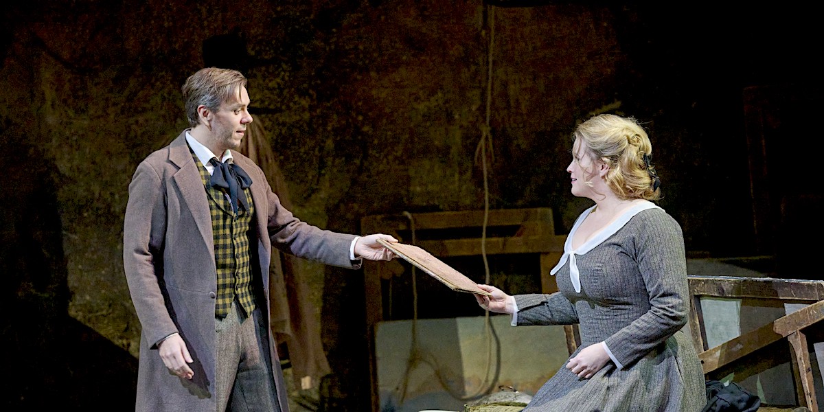 &raquo;&#8239;La boh&egrave;me&#8239;&laquo;, 1. Akt: Benjamin Bernheim (Rodolfo) stellt sich Rachel Willis-S&oslash;rensen (Mim&igrave;) vor &copy; Wiener Staatsoper GmbH/Michael P&ouml;hn