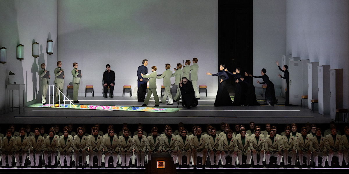 &raquo; Turandot &laquo;, 1. Akt: Jonas Kaufmann (Calaf), Dan Paul Dumitrescu (Timur), Kristina Mkhitaryan (Li&ugrave;) mit ihren vier Schatten, Chor und Komparserie der Wiener Staatsoper &copy; Wiener Staatsoper GmbH/Monika Rittershaus