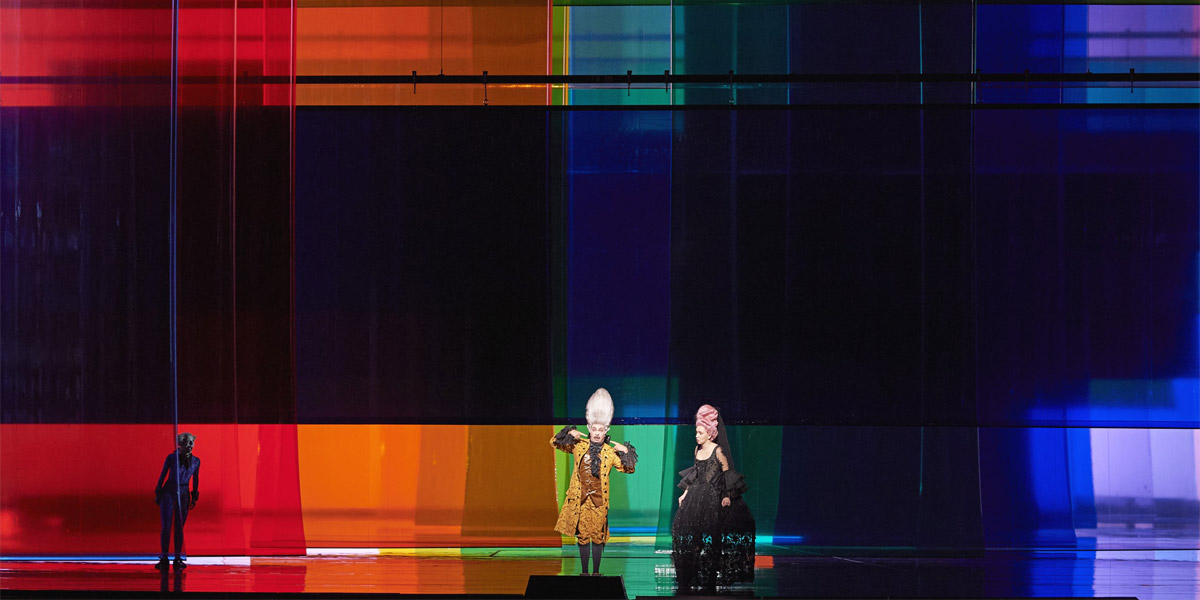 &raquo;Il barbiere di Siviglia&laquo;, 1. Akt: Ruth Brauer-Kvam (Ambrogio), Paolo Bordogna (Bartolo) und Vasilisa Berzhanskaya (Rosina) im &raquo;B&uuml;hnenbild&laquo; und der Inszenierung von Herbert Fritsch &copy; Wiener Staatsoper GmbH/Michael P&ouml;hn