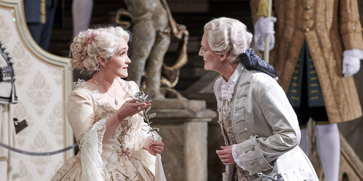 &raquo;Der Rosenkavalier&laquo;, 2. Akt: Erin Morley (Sophie) und Daniela Sindram (Octavian) bei der Rosen&uuml;bergabe &copy; Wiener Staatsoper GmbH/Michael P&ouml;hn