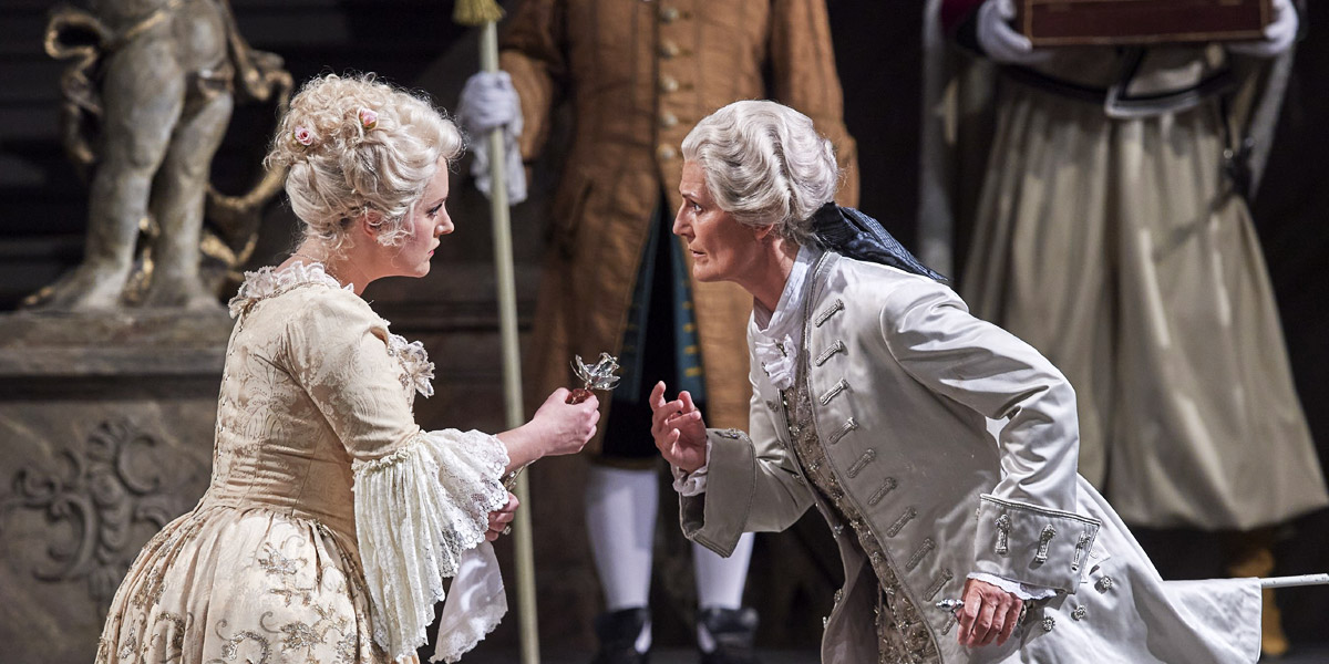 &raquo;Der Rosenkavalier&laquo;, 2. Akt: Louise Alder (Sophie) und Daniela Sindram (Octavian) bei der &Uuml;berreichung der silbernen Rose Wiener Staatsoper GmbH/Michael P&ouml;hn