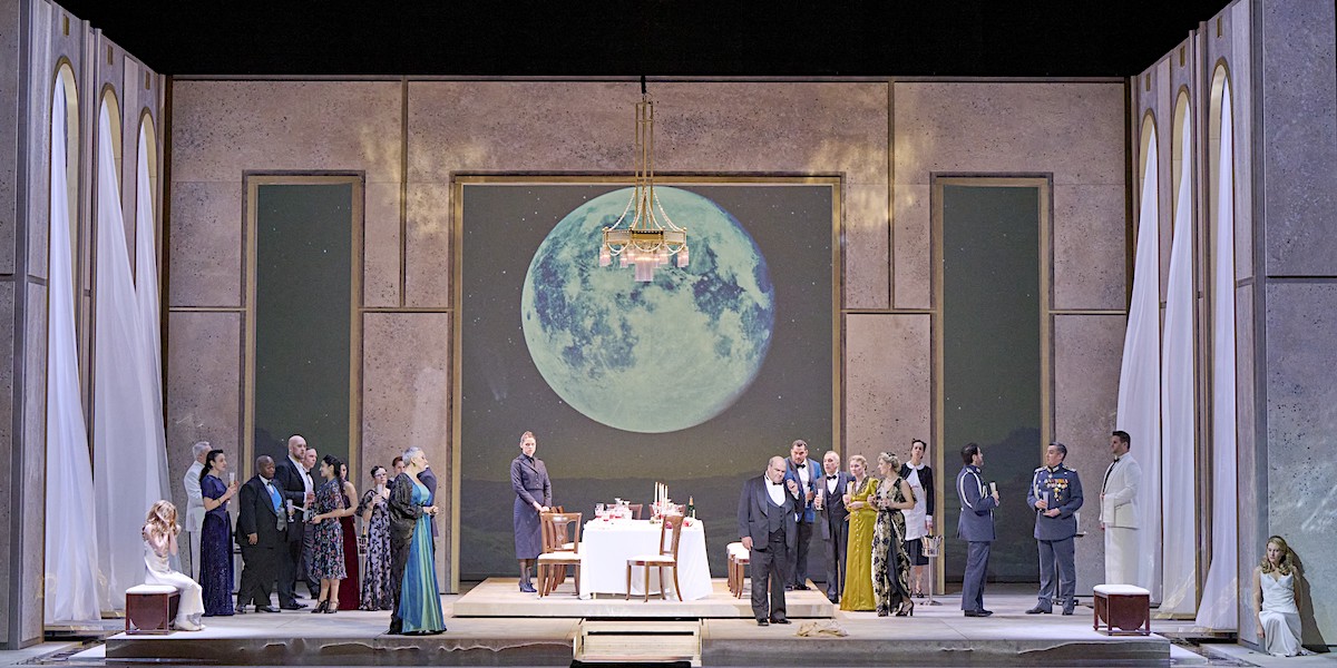 &raquo; Salome &laquo; nach der Vorstellung von Cyril Teste. Im Vordergrund Michaela Schuster (Herodias), Gerhard Siegel (Herodes) und, rechts am B&uuml;hnenportal, Malin Bystr&ouml;m (Salome) &copy; Wiener Staatsoper GmbH/Michael P&ouml;hn
