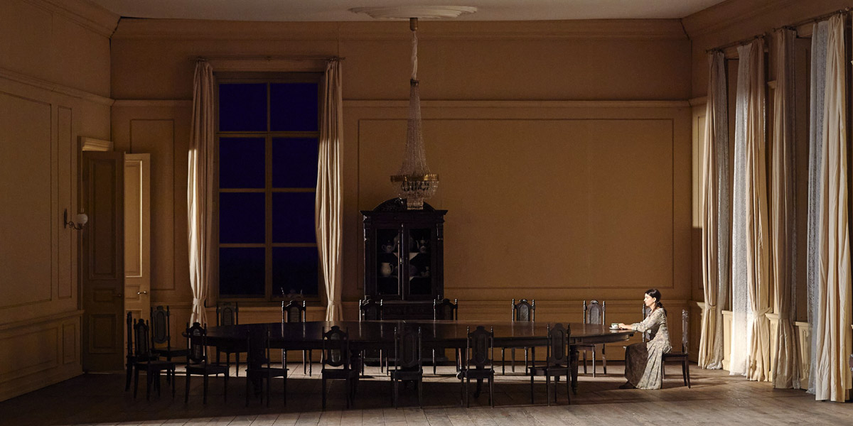 &raquo;&#8239;Eugen&nbsp;Onegin&#8239;&laquo;, 1. Akt: Asmik Grigorian vor Tatjanas Briefszene &copy; Wiener Staatsoper GmbH/Michael P&ouml;hn