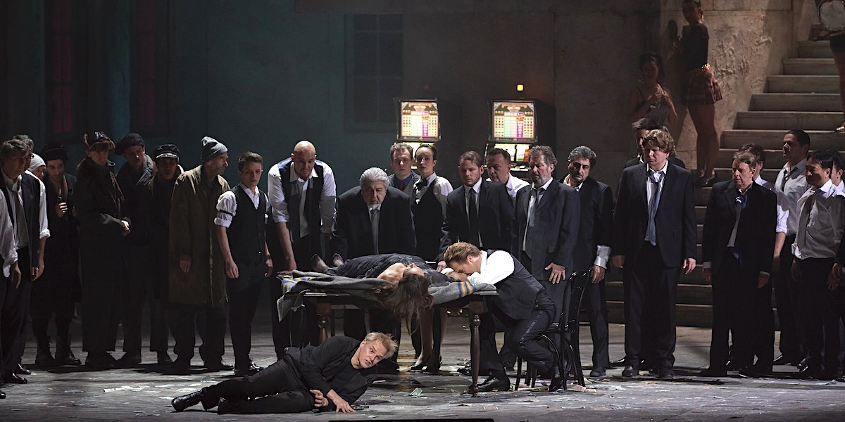 &raquo; Pique Dame &laquo;, 3. Akt: Dmitry Golovnin (Herrmann), Elena Guseva (Lisa), Boris Pinkhasovich (Jeletzki) und die Herren des Chors der Wiener Staatsoper &copy; Wiener Staatsoper GmbH/Michael P&ouml;hn