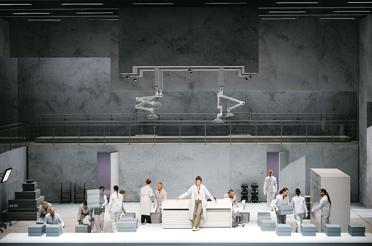 &raquo; Don Carlo &laquo;, 2. Akt: Eve-Maud Hubeaux (La Principessa d'Eboli) und das Ensemble in der von Kirill Serebrennikov szenisch verantworteten&nbsp;Produktion &copy; Frol Podlesnyi