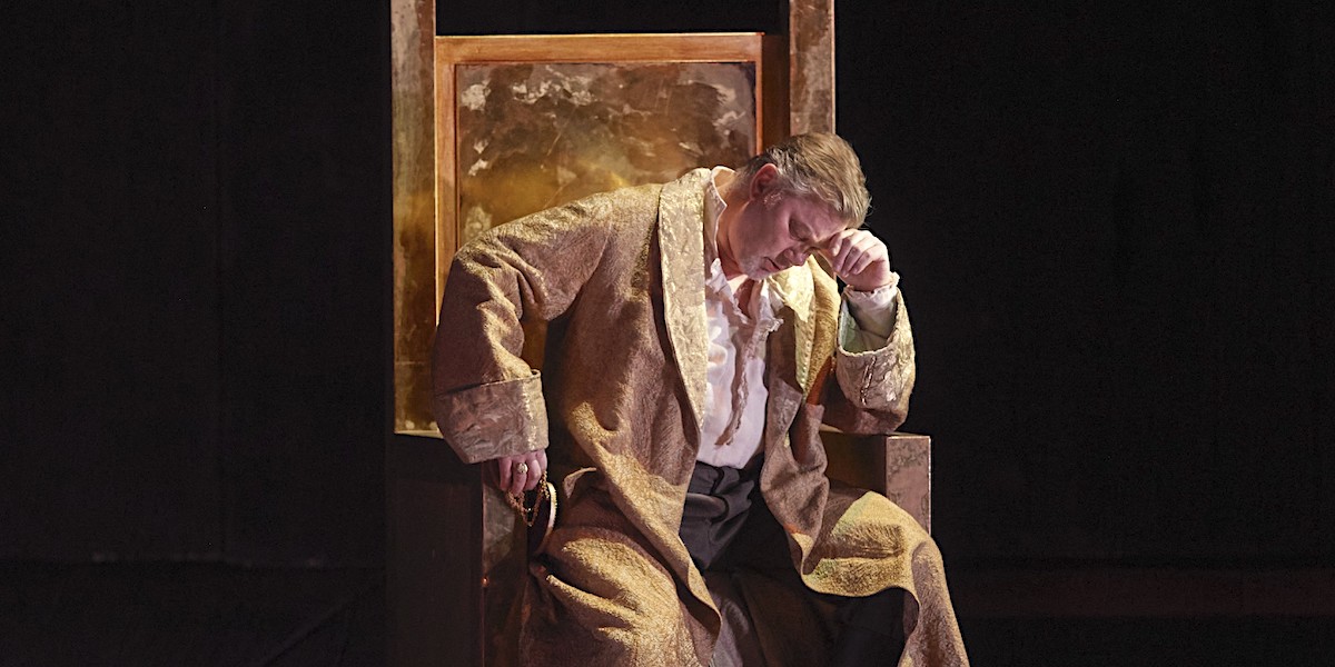 &raquo;&#8239;Don Carlo&#8239;&laquo;, 3. Akt: Ren&eacute; Pape als einsamer, zerrissener Filippo&#8202;<abbr>II</abbr>, hervorragend festgehalten von Michael P&ouml;hn &copy; Wiener Staatsoper GmbH/Michael P&ouml;hn