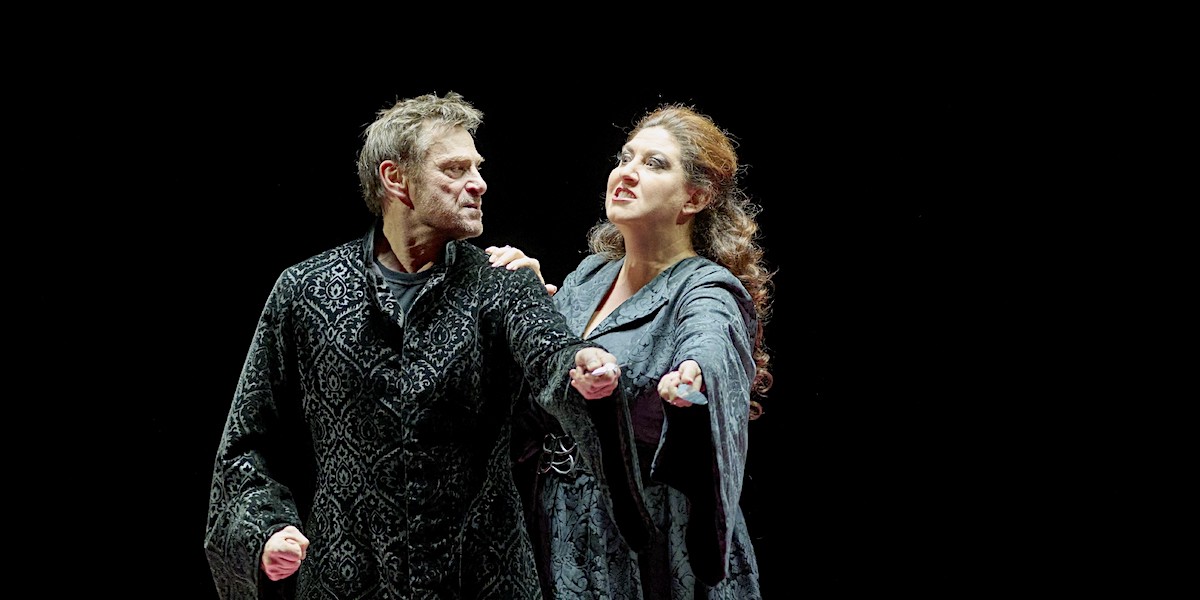 &raquo;&#8239;Macbeth&#8239;&laquo;, 1. Akt: Anna Pirozzi als Lady und Simon Keenlyside als Macbeth &copy; Wiener Staatsoper GmbH/Michael P&ouml;hn
