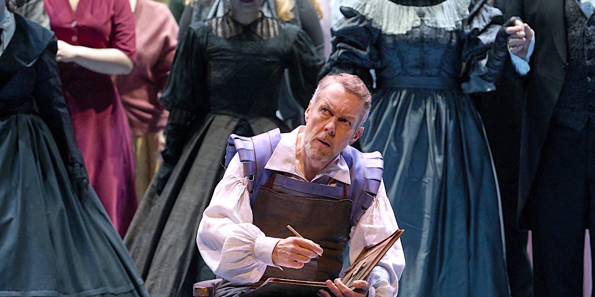 &raquo;&#8239;Die Meistersinger von N&uuml;rnberg&#8239;&laquo;, 1. Aufzug: Hans Sachs (Georg Zeppenfeld) sinnend, w&auml;hrend hinter ihm bereits die eigentlich in der Katharinenkirche der Messe folgenden N&uuml;rnberger f&uuml;r Keith Warners Zeitreise Aufstellung genommen haben. &copy; Wiener Staatsoper GmbH/Michael P&ouml;hn