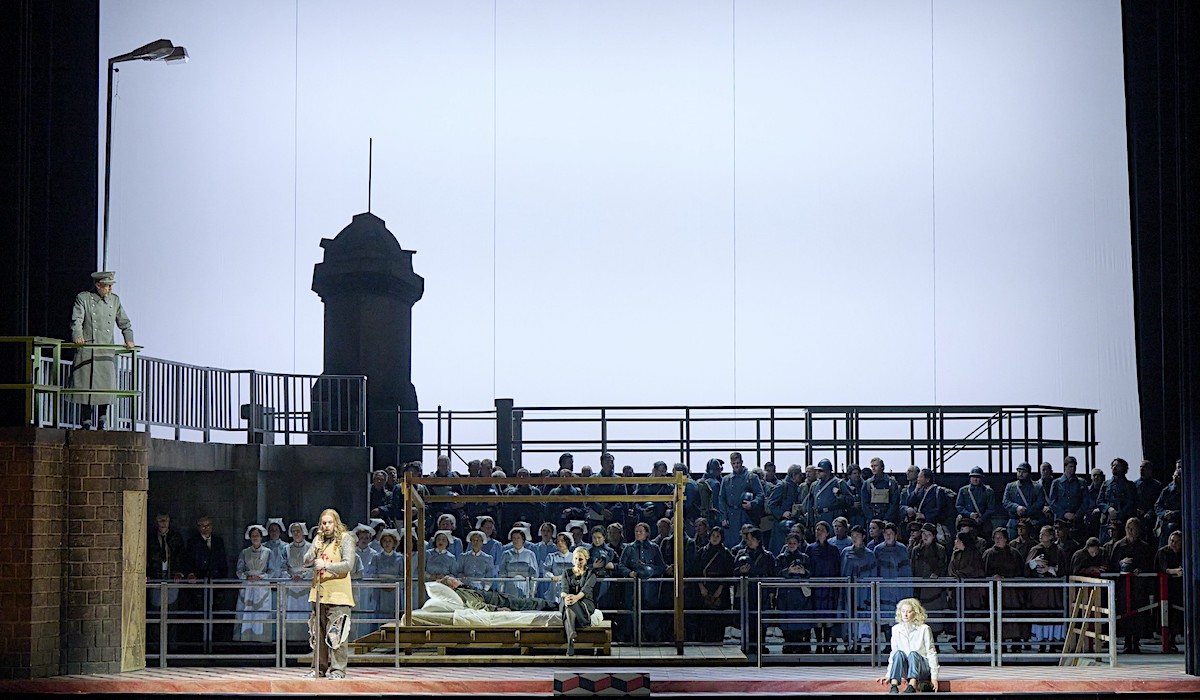 &raquo; Lohengrin &laquo;, 3. Akt: Georg Zeppenfeld (Heinrich der Vogler) am Br&uuml;ckenkopf, David Butt Philip (Lohengrin), liegend Martin Gantner (Friedrich Graf von Telramund), sitzend Anja Kampe (Ortrud), Malin Bystr&ouml;m (Elsa von Brabant) und die Ch&ouml;re der Wiener Staatsoper &copy; Wiener Staatsoper GmbH/Michael P&ouml;hn
