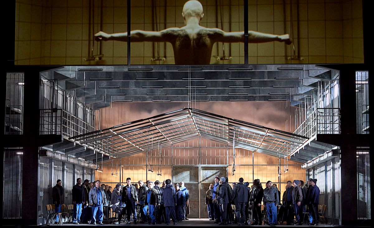 &raquo;&#8239;Parsifal&#8239;&laquo;, 3. Aufzug, in der Sichtweise von Kirill Serebrennikov: Das Ensemble der Wiener Staatsoper als ehemalige H&auml;ftlinge im aufgelassenen Gef&auml;ngnis &copy; Wiener Staatsoper GmbH/Michael P&ouml;hn