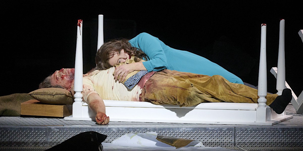 &raquo;&#8239;Tristan und Isolde&#8239;&laquo;, 3. Aufzug: Der dahingeschiedene Tristan (Andreas Schager) und die zur&uuml;ckgelassene Isolde (Nina Stemme) in der Inszenierung von Calixto Bieito, dem B&uuml;hnenbild von Rebecca Ringst und den Kost&uuml;men von Ingo Kr&uuml;gler &copy; Wiener Staatsoper GmbH/Michael P&ouml;hn