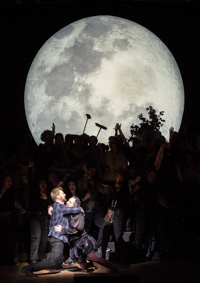 »Die Meistersinger von Nürnberg«, 2. Akt: Sebastian Kohlhepp (David), Adrian Eröd (Sixtus Beckmesser) und der Sächsische Staatsopernchor Dresden sowie der Bachchor Salzburg © Osterfestspiele Salzburg/Monika Rittershaus
