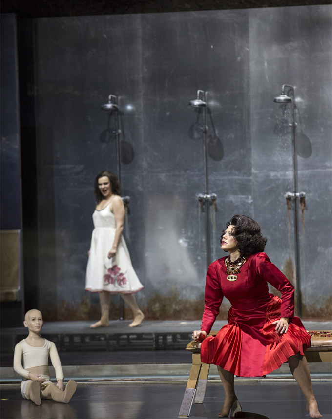 »Elektra«: Aušrinė Stundytė (Elektra) und Tanja Ariane Baumgartner (Klytämnestra) © Salzburger Festspiele/Bernd Uhlig
