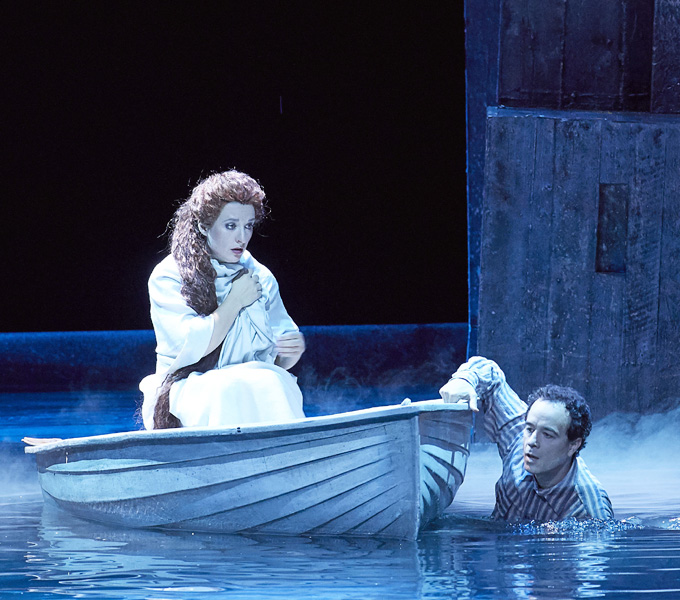 »Pelléas et Mélisande«, 2. Akt: Mélisande (Olga Bezsmertna) mit ihrem Geliebten Pelléas (Adrian Eröd) © Wiener Staatsoper/Michael Pöhn