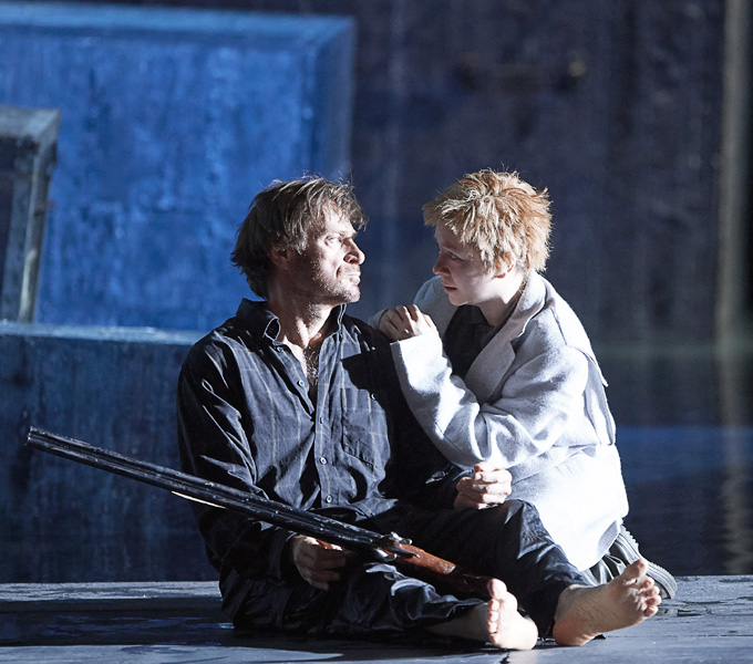 »Pelléas et Mélisande«, 3. Akt: Der eifersüchtige Golaud (Simon Keenlyside) befragt seinen Sohn Yniold (Maria Nazarova) über das Verhältnis von Pelléas und Mélisande © Wiener Staatsoper/Michael Pöhn