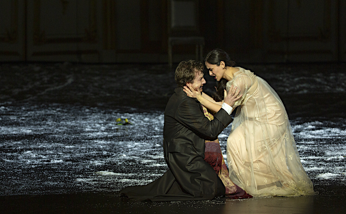 » Eugen Onegin «, 3. Akt: Tatjana (Ruzan Mantashyan) und Onegin (Boris Pinkashovich) beim finalen Aufeinandertreffen. © Guergana Damianova/Opéra national de Paris