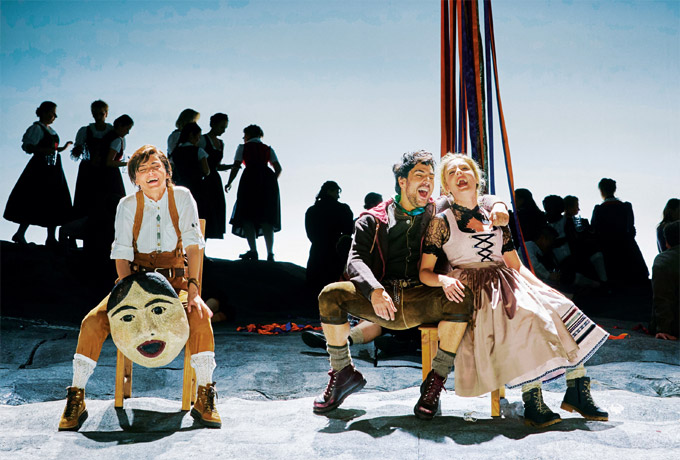 » La Wally «: Ilona Revolskaya (Walter), Leonardo Capalbo (Giuseppe Hagenbach), Sofia Vinnik (Afra) und der Arnold Schoenberg Chor © Theater an der Wien/Herwig Prammer
