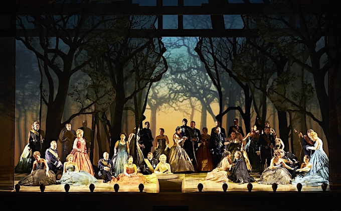 » The Tempest «, 2. Akt: Der King of Naples (Toby Spence) mit seinem Hofstaat als Schiffbrüchige auf Prosperos Insel. Theaterzauber für Thomas Adès’ 2005 uraufgeführte Oper. © Wiener Staatsoper GmbH/Michael Pöhn