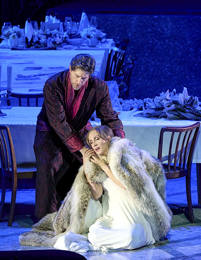 » La sonnambula «, 1. Akt: Roberto Tagliavini (Rodolfo, Signore del villagio) und Brenda Rae (Amina) bei ihrem &mdash; leider enttäuschenden &mdash; Rollen-Debut am Haus © Wiener Staatsoper GmbH/Michael Pöhn