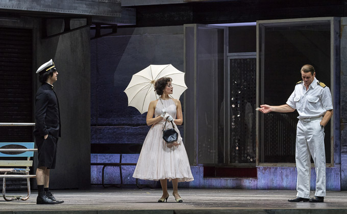 »Das verratene Meer«, 2. Szene: Josh Lovell (Noboru), Vera-Lotte Boecker (Fusako Kuroda) und Bo Skovhus (Ryuji Tsukazaki) © Wiener Staatsoper GmbH/Michael Pöhn