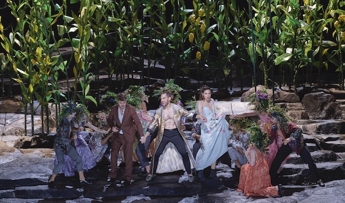 » Don Giovanni «, 1. Akt: Peter Kellner (Masetto), Kyle Ketelsen (Don Giovanni), Patricia Nolz (Zerlina) mit gerafftem Kleid und die Ape Connection in Don Giovannis Schloß (Dezember 2021) © Wiener Staatsoper GmbH/Michael Pöhn