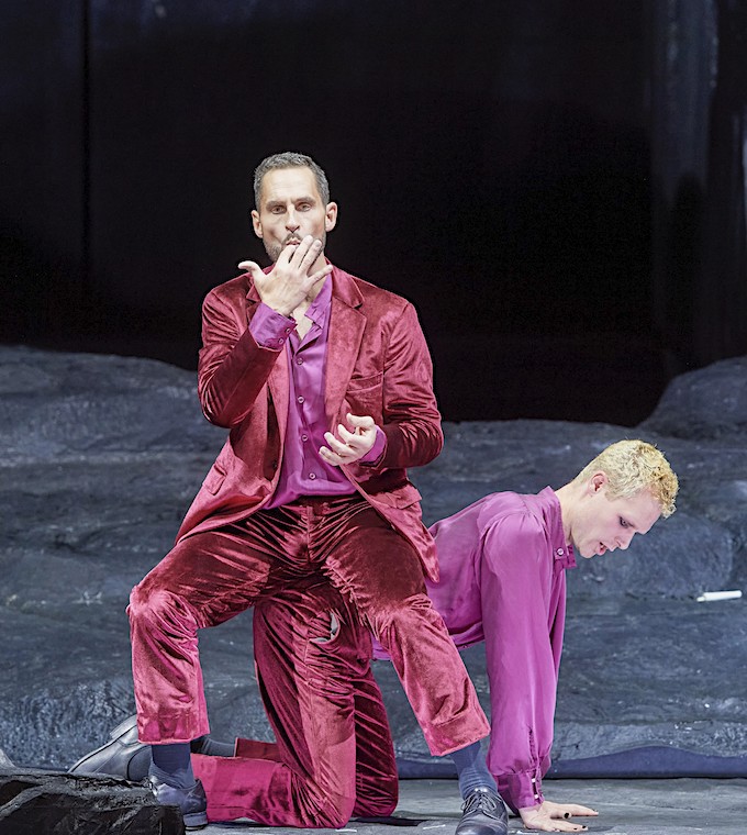 » Don Giovanni «, 2. Akt: Kyle Ketelsen (Don Giovanni) und Philippe Sly (Leporello) in der Banquet-Szene nach den szenischen Vorstellungen von Barry Kosky © Wiener Staatsoper GmbH/Michael Pöhn