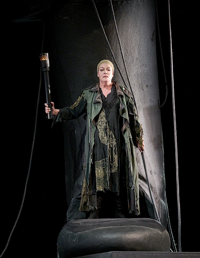 » Elektra «: Nina Stemme als Elektra in der Szene mit Aegisth © Wiener Staatsoper/Michael Pöhn