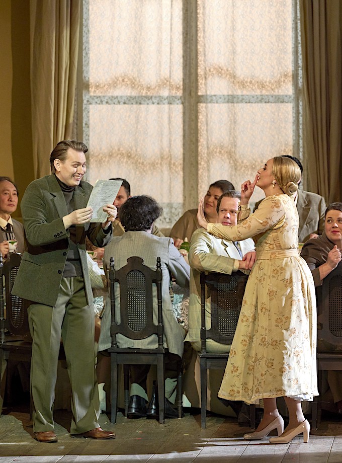 » Eugen Onegin «, 1. Akt: Bogdan Volkov (Lenski), Daria Sushkova (Olga) und der Chor der Wiener Staatsoper © Wiener Staatsoper GmbH/Michael Pöhn