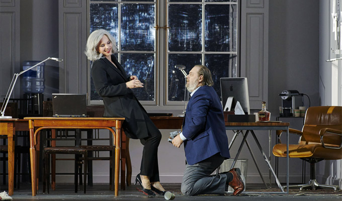 »Parsifal«, 2. Aufzug: In der Redaktion des von Klingsor herausgegebenen Magazins: Elīna Garanča (Kundry) erwehrt sich der Annäherungen Wolfgang Kochs (Klingsor) © Wiener Staatsoper GmbH/Michael Pöhn